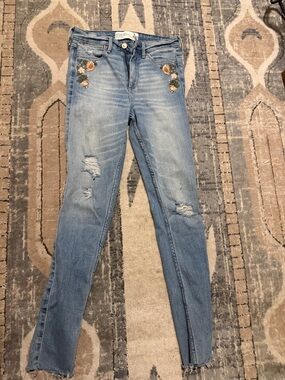 Abercrombie & Fitch Light Blue Skinny Jeans with Floral Embroidery 2R/26